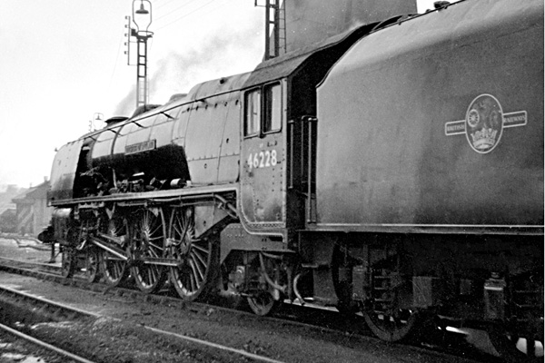 A1 60152 /"HOLYROOD/" AT YORK SHED 1965 BRITISH RAIL RAILWAY STEAM PHOTO 1960/'S
